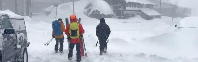 Prve fotografije sa mesta smrtonosne lavine u Kaliforniji: Snežni nanosi prekrili prozore i vrata na kolibama