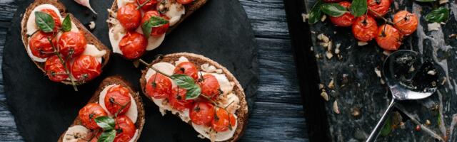 Brusketi sa čeri paradajzom i krem sirom