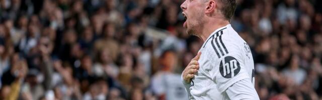 Novinarka uručila "Zlatnu loptu" Valverdeu nakon het-trika /VIDEO/