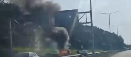 BUKTINJA PROGUTALA VOZILO, GUSTI DIM KULJAO NA SVE STRANE! Automobil izgoreo na auto-putu kod Malog Požarevca: Mogući su zastoji (FOTO, VIDEO)