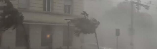 Stravična oluja protutnjala kroz grad pun naših gastarbajtera, tinejdžerka poginula: Slike sa ulica alaramntne