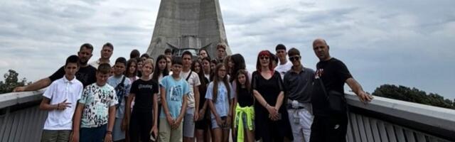 Деца из Вучитрна посетила знаменитости на Авали