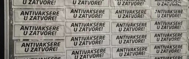 Novi Sad oblepljen plakatima – „Antivaksere u zatvore“