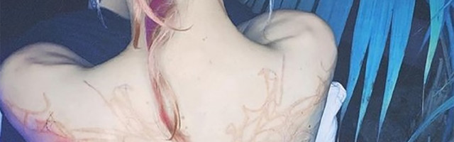 Grimes ima jezive tetovaže preko celih leđa