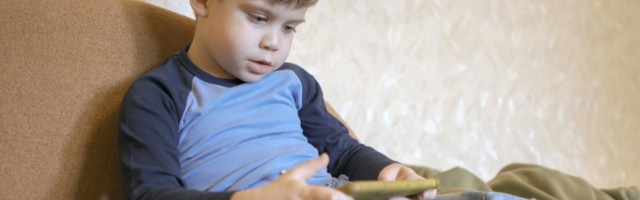 Kako sprečiti krivljenje vrata kod dece zbog gledanja u telefon