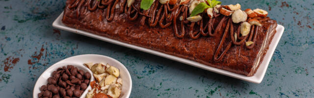 Recept za sočni uskršnji rolat sa čokoladom, kikirikijem i bademom