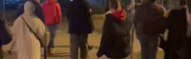Studenti oterali ekipe Informera i Novosadske TV (VIDEO)