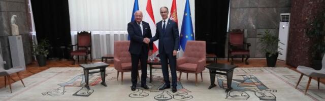 A šta radi "NAJMOĆNIJI" čovek u zemlji dok je haos na ulicama?