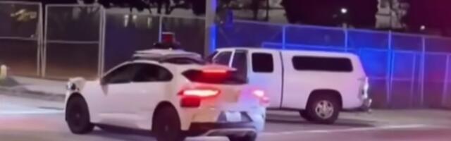 VIDEO: Samovozeći taksi provozao putnika kroz policijsku opsadu u centru Los Anđelesa