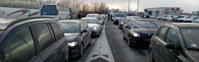 Kolaps na granicama, a popodne se očekuje haos širom Srbije: Ogromne gužve na Nikoljdan, naoružajte se strpljenjem!