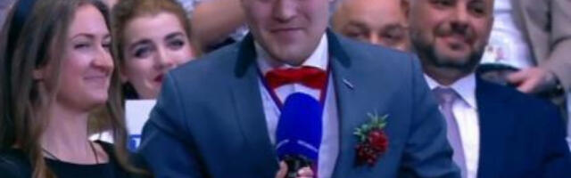 „OLEČKA, UDAJ SE ZA MENE!“ Novinar zaprosio devojku usred Putinove konferencije (VIDEO)