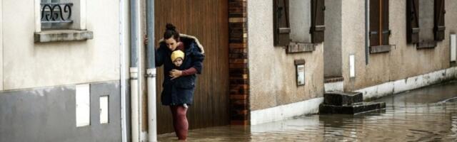 Nezapamćene poplave u Francuskoj: Stiglo upozorenje, kuće bez struje, zatvorena čak i groblja! (VIDEO)