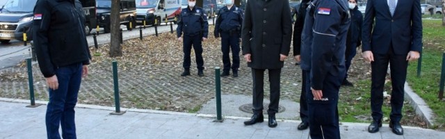Serijski nosač uniformi čuva Vučića od mafije!