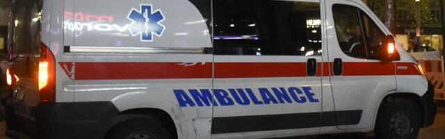 Auto uleteo u zgradu u centru Zemuna, teško povređen vozač