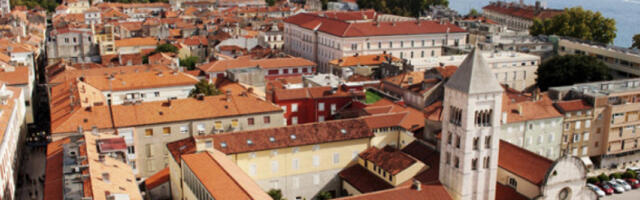 Задар: Велико стабло бора пало у близини дечјег игралишта и кафића, нема повређених