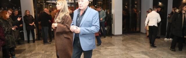 Mima Karadžić prvi put u PRATNJI ZANOSNE BRINETE na koncertu Nine Badrić, sve oči bile uprte u njih! (VIDEO)