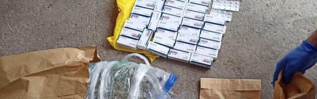 Uhapšen mladić (29) iz Ćuprije: Policija mu upala u stan i našla ozbiljnu količinu droge i oružja (FOTO)