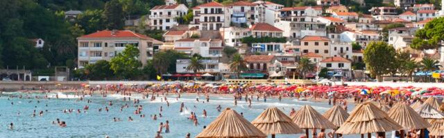KUPAČI DOŽIVELI ŠOK NA PLAŽI U CRNOJ GORI Iskoristili toplo vreme za prvo kupanje u moru, naredna scena ih OSTAVILA BEZ REČI: "Malo su 2 oka za plakanje" VIDEO