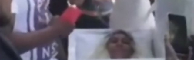 Žena je organizovala probu svoje sahrane i naterala najbliže da plaču za njom dok živa leži u kovčegu
