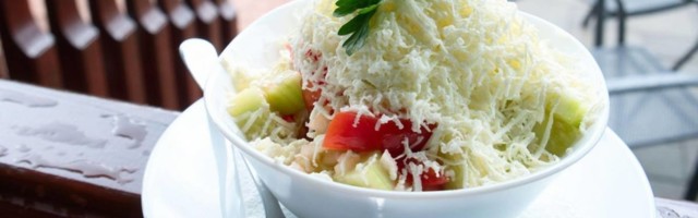 Originalni recept za srpsku salatu - svako ima svoj način da je sprema, ali je samo ovaj ispravan