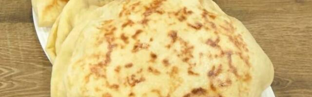 Balon lepinje pune sirom pravo iz tiganja