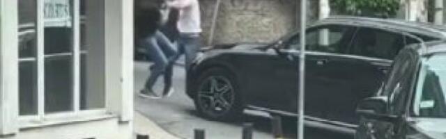 POTUKLI BI SE ONI SAMO KAD BI ZNALI KAKO! Snimak "žestokog" sukoba dvojice mladića USTALASAO DRUŠTVENE MREŽE (VIDEO)
