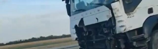 Sudarili se šleper i kamion, delovi rasuti po putu (VIDEO)