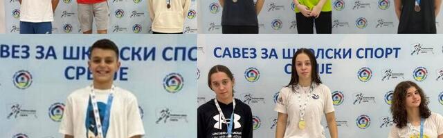 Osnovci i srednjoškolci iz Leskovca osvojili osam medalja na takmičenju u plivanju
