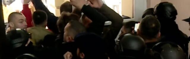 Policija upala kroz prozore u Gradsku kuću: Pogledajte snimke HAOSA (VIDEO)