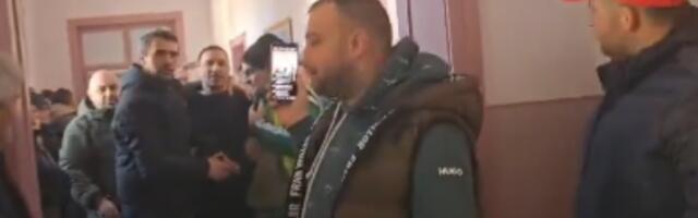 Građani u opštini Bogatić: Iz sale izveden šef naprednjaka (VIDEO)