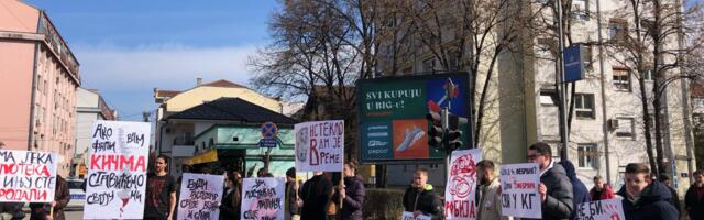 Studenti, đaci i građani Kragujevca blokirali su raskrsnicu kod „Uzora“ na 15 minuta