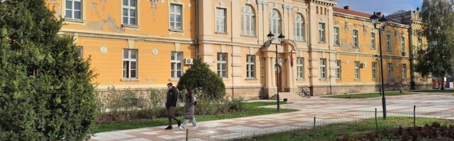 Svi spremni za Skupštinu Prokuplja: Vlast priprema obezbeđenje, opozicija parlamentarnu borbu, građani doček