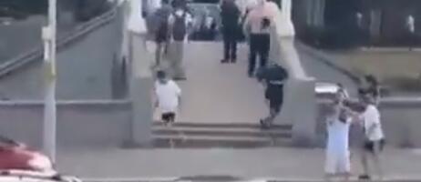 ISPLIVAO SNIMAK JOŠ JEDNOG JUNAKA IZ SIDNEJA: Ostavio trudnu ženu i dvoje dece, zaleteo se na napadača, šutnuo mu pištolj, policija ga GREŠKOM upucala! (VIDEO)