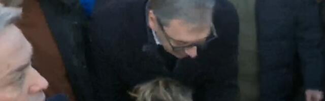 PREDSEDNIK SA GRAĐANIMA! Vučić na novogodišnjem bazaru ispred Skupštine, građani uzvikuju: "Najbolji ste predsedniče!" (VIDEO)
