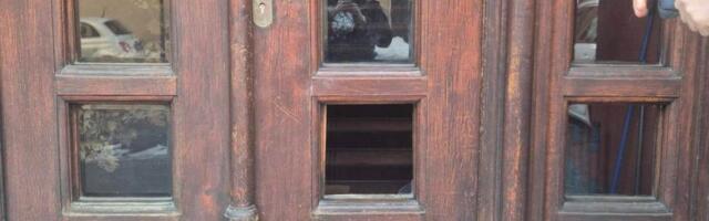 Polomila prozor i staklo na ulaznim vratima: Krivična prijava zbog uništavanja Patrijaršije