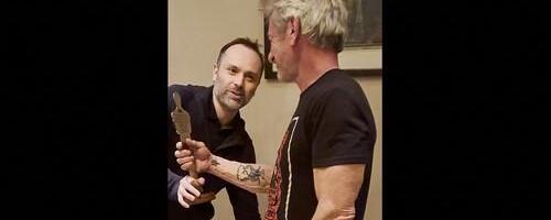 Šon Pen poslao odgovor Akademiji: U Kijevu dobio Oskara od metala uništenog ukrajinskog voza