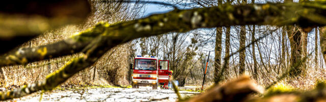 Упаљен црвени аларм у Загребу због снажног ветра, воз искочио из шина код Бјеловара