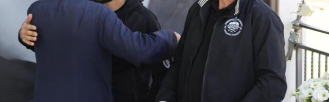 ZAGRLJENI OČEVI NA MESTU STRADANJA SVOJE DECE! Treća godina od masakra u Duboni i Malom Orašju (foto)