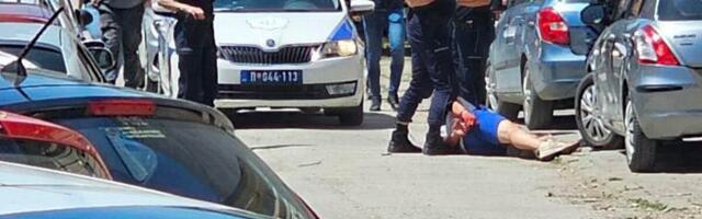 (UZNEMIRUJUĆ VIDEO) POGLEDAJTE ŠTA JE PRETHODILO PUCNJAVI U PROKUPLJU, ISPLIVAO SNIMAK: Jedan leži na asfaltu, drugi sedi na njemu, čuje se vrisak: Dosta, bre!