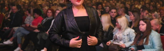 BOJANA STAMENOV SE SKINULA U KUPAĆI: Na usijanom pesku napravila OVU POZU! (FOTO)