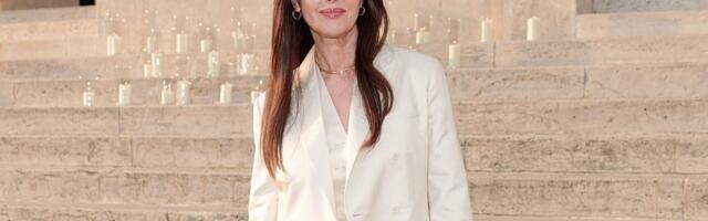 Monika Beluči zablistala u prvom redu Fendi revije: Elegantno belo odelo ukralo svu pažnju