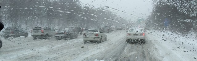 AMSS upozorava! Vozači, budite na OPREZU zbog velikog snega i sumaglice na ovim deonicama