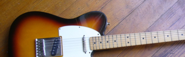 Jedan tata traži od dadilje da mu kupi novu gitaru od 2.200 dolara jer je istu takvu njegova ćerka slomila