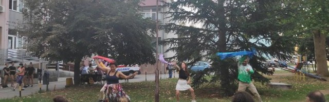 "Nišvil" humanost - predstava, ples i pesma ispred Dečje klinike u Nišu za najmlađe pacijente
