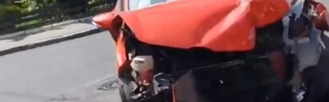 Sudar u Žarkovu, delovi auta leteli po putu (VIDEO)