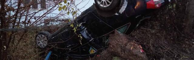 Audijem ispravio krivinu i završio na krovu: Stravična nesreća u Novom Pazaru (VIDEO/FOTO)