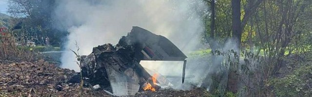 FOTO, VIDEO: Avion Vojske Srbije se srušio kod Loznice, povređen meštanin u čije dvorište je pao