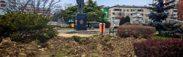 SSP: JKP Šumadija već tri meseca nije u stanju da sredi Trg Jovana Ristića nakon radova na vodovodnoj instalaciji (FOTO)