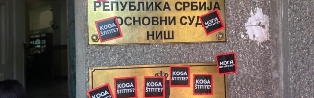 Nalepnicama „Koga štitite?“ oblepljena zgrada Osnovnog suda u Nišu – studenti najavili proteste u nedelju i za Prvi maj