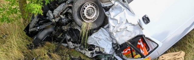 SUDAR PUTNIČKOG KOMBIJA I KAMIONA! Poginulo najmanje 11 osoba, među njima i SEDMORO dece! Jeziv prizor na licu mesta